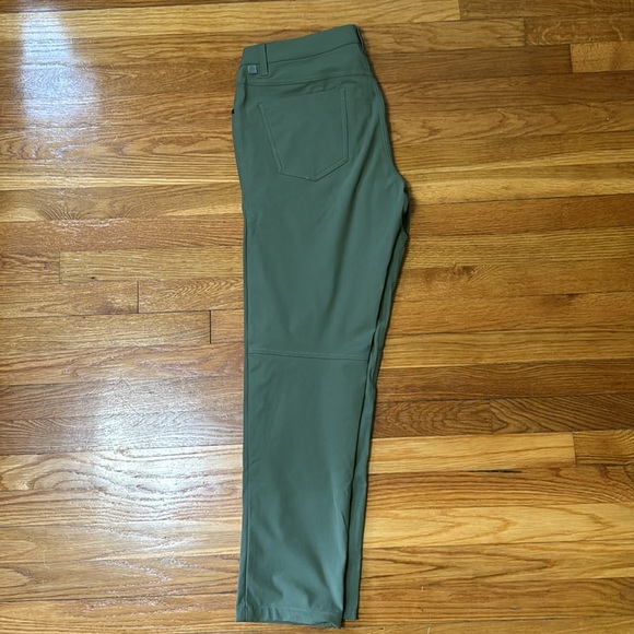 Very lightly used perfect condition men’s ABC Lululemon pants. - Picture 2 of 3